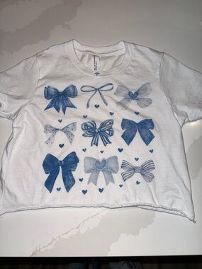 Girls White Tee with Blue Bow Pattern - Casual Kids Top size Medium 10/12
